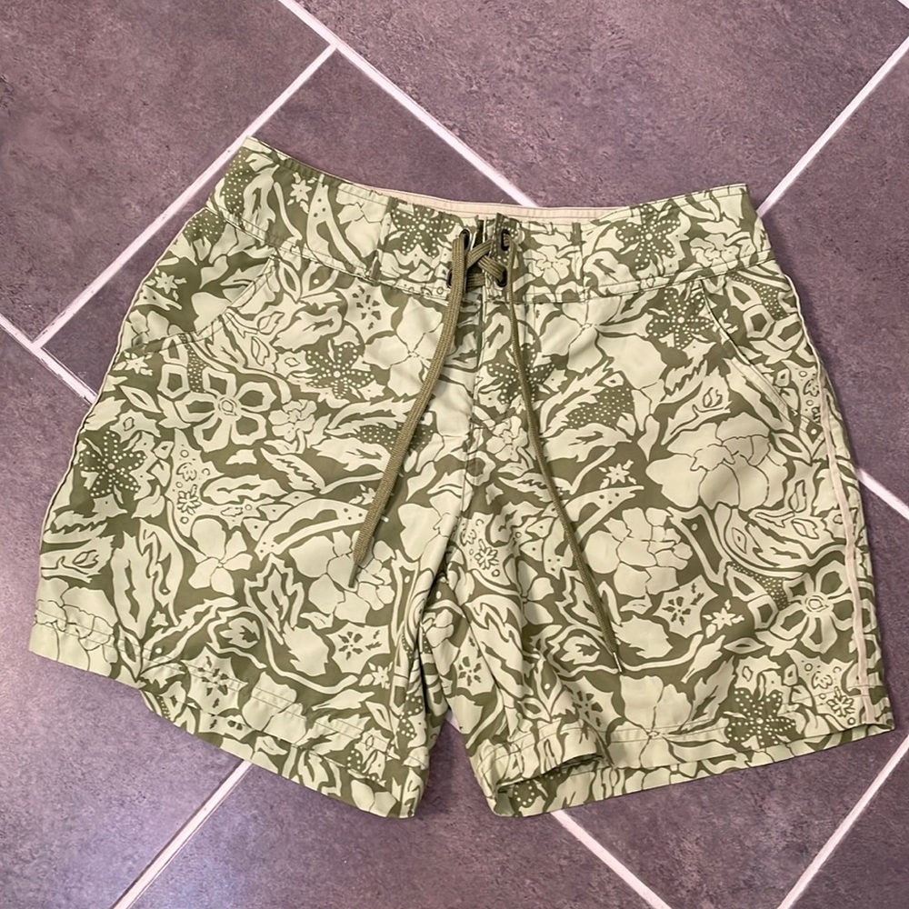 White Sierra green floral Board Shorts Size 6